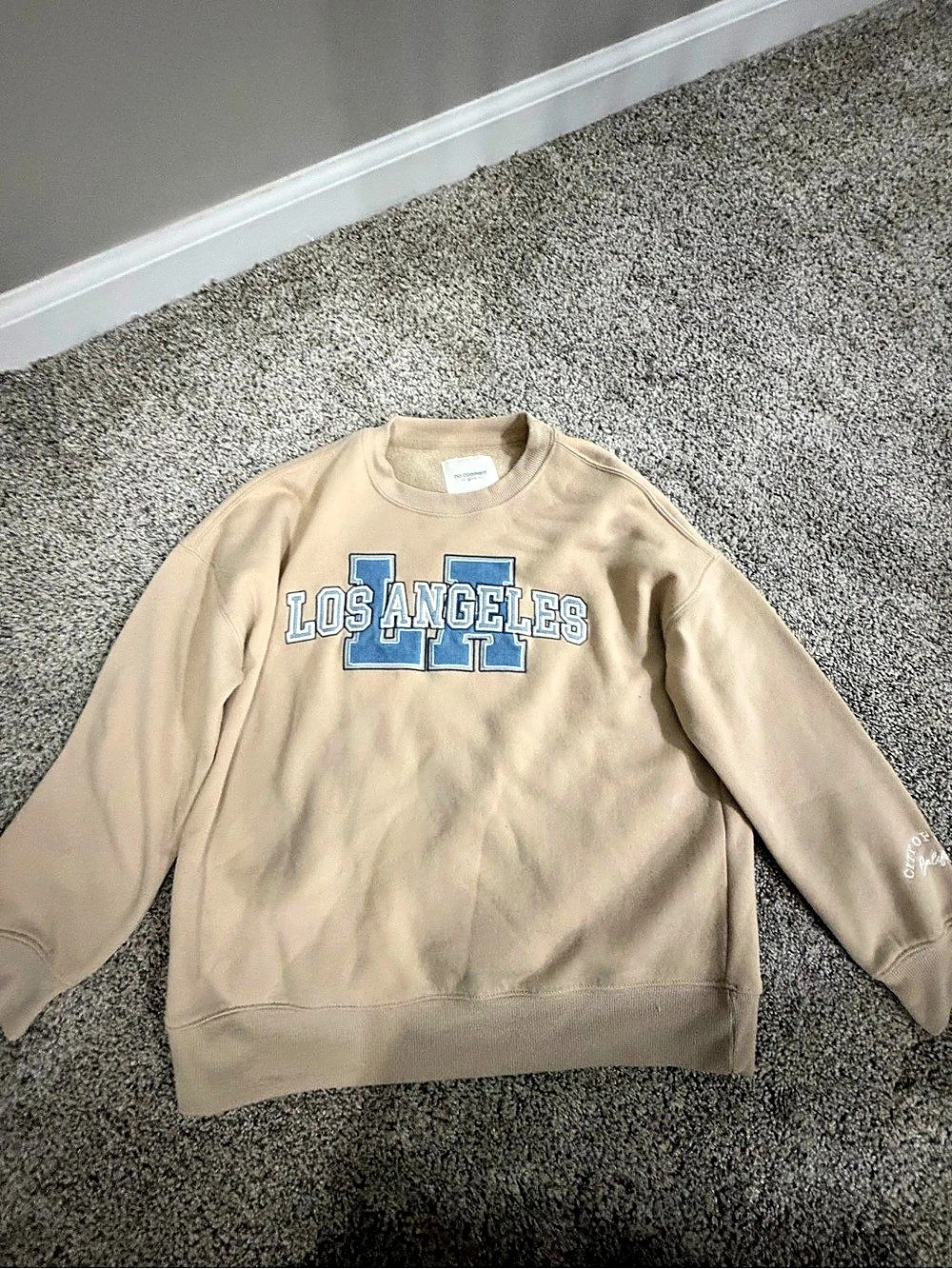 No Comment Los Angeles Graphic Sweatshirt in Beige girls